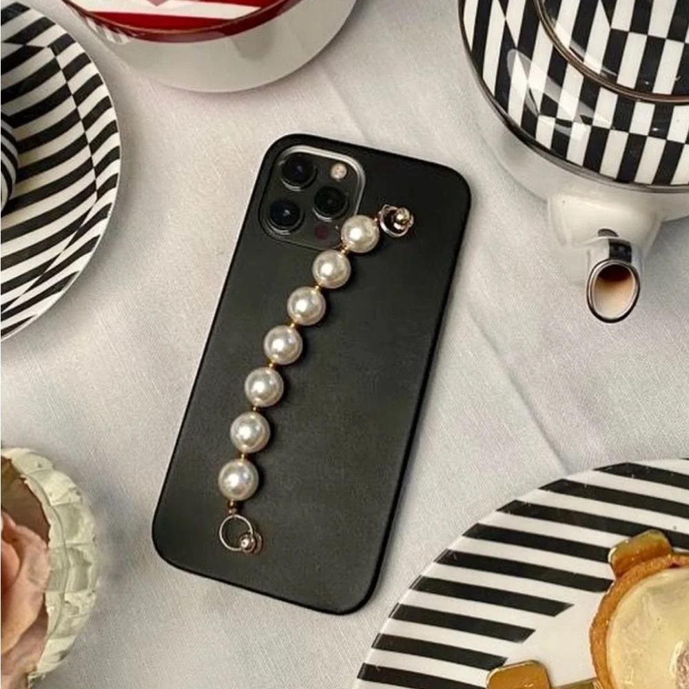 Iphone 12/12 pro pearl beaded handle phone case